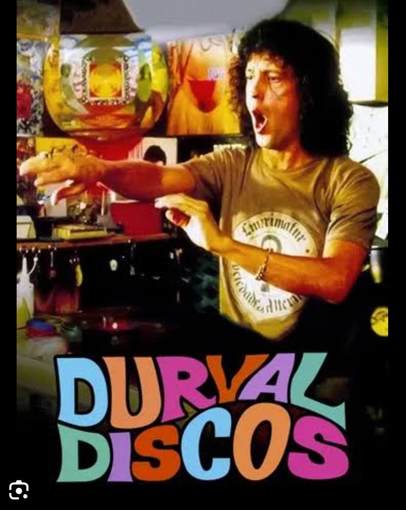 Imagem do personagem principal de Durval Discos em sua loja de discos. A chamada "Durval Discos" está escrita em letras coloridas e psicodélicas