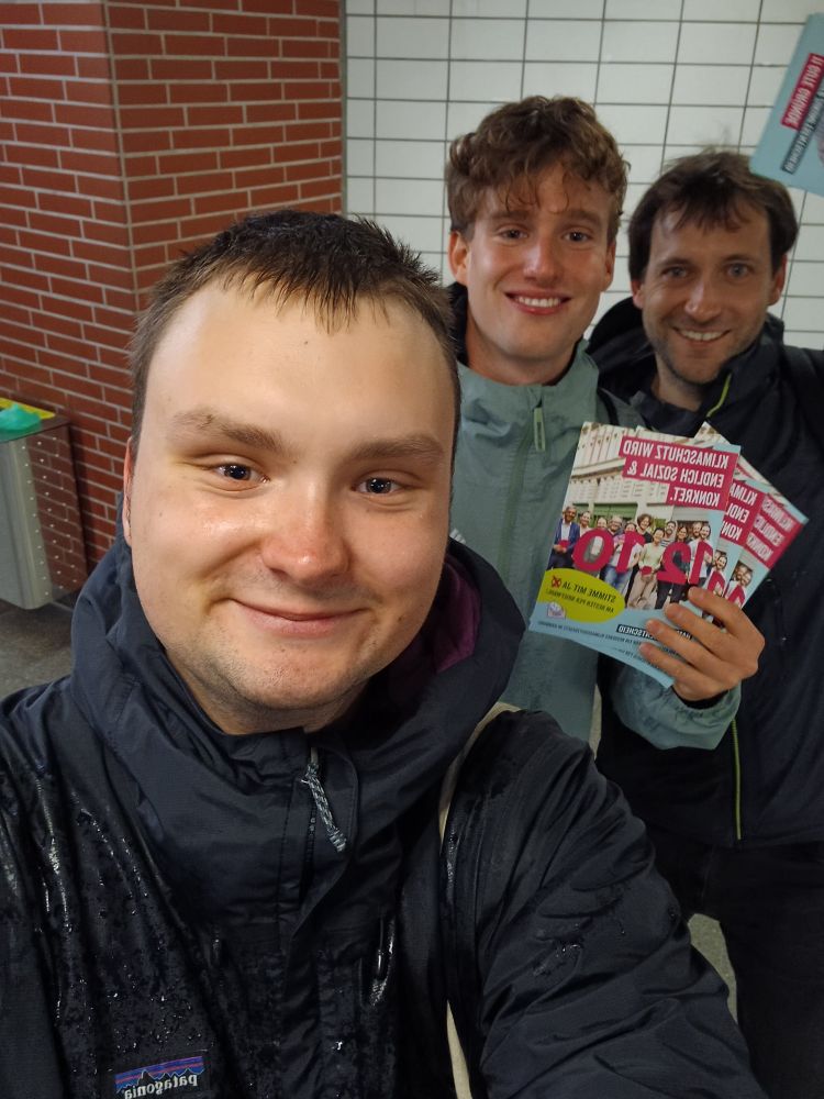 Selfie mit zwei Menschen mit Flyern