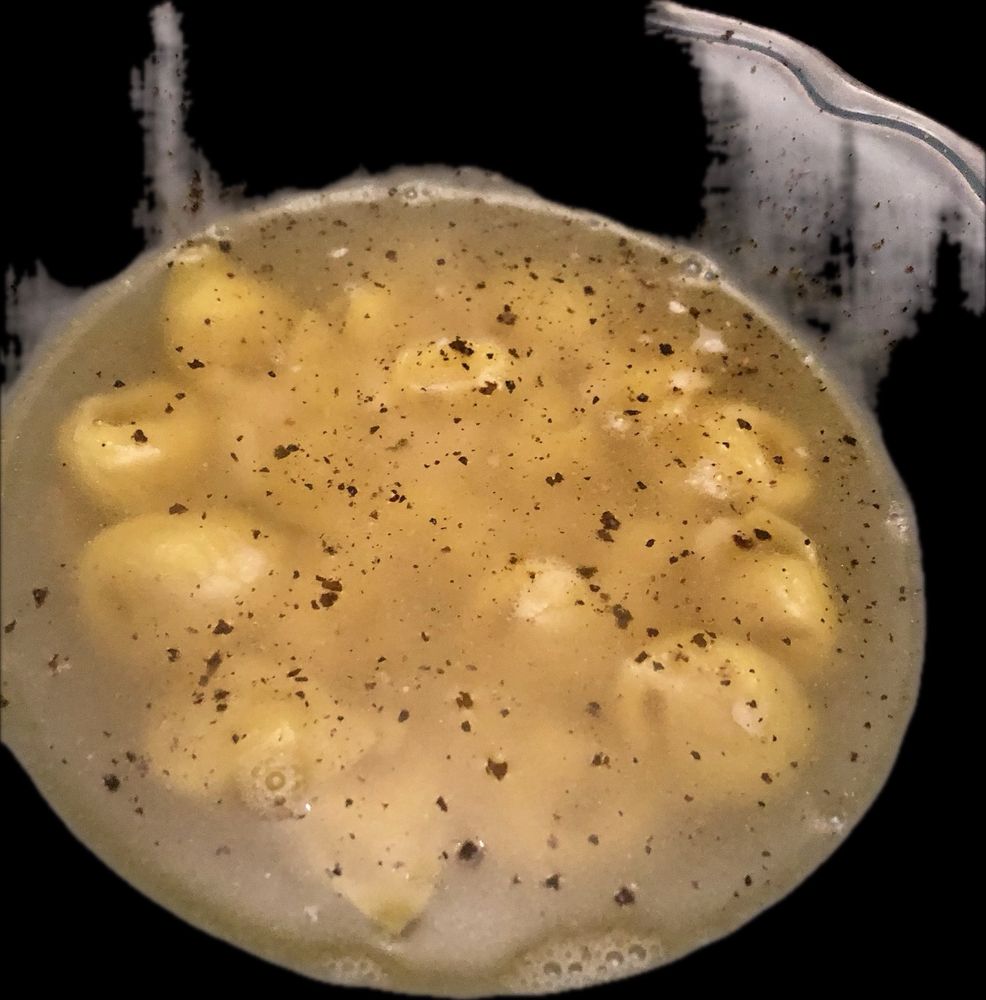 Suppenschale mit Brühe und vielen kleinen Tortellini