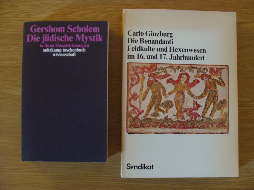 Zwei Bücher auf einem Tisch: Gershom Scholem - Die jüdische Mystik; Carlo Ginzburg - Die Benandanti