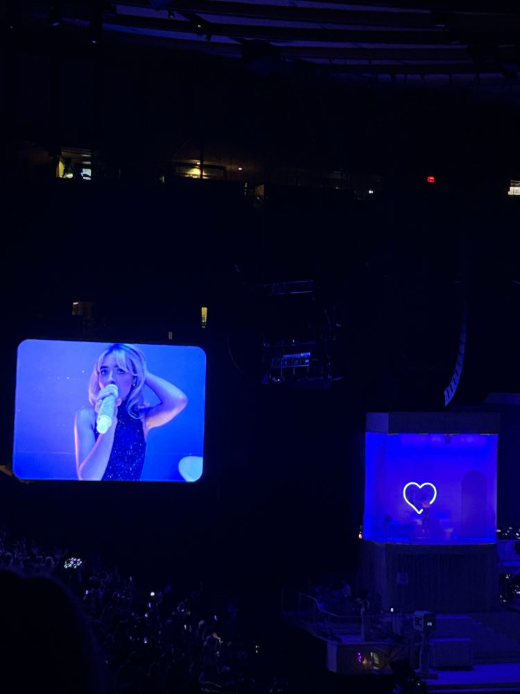 sabrina carpenter onstage at madison square garden
