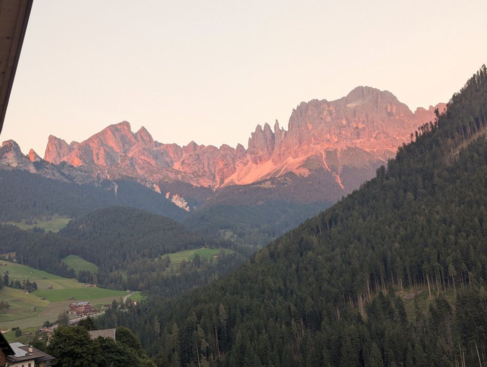 Ausblick auf die rötlich gefärbte Rosengartengruppe in der Abenddämmerung 