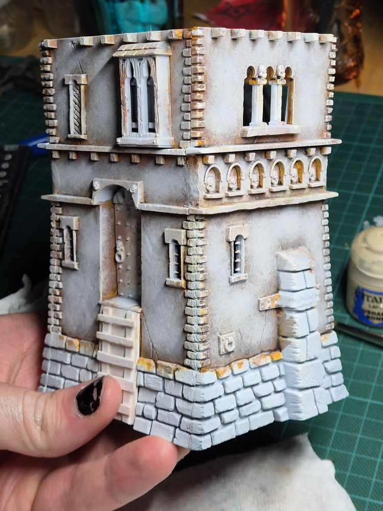 The tower of the Fortified Mansion of the Empire. The stones and details are not yet painted, but the walls have a nice plaster effect/colour.