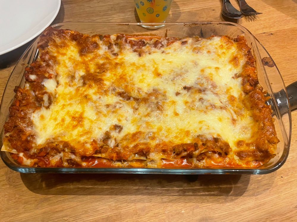 Eine große Auflaufform Lasagne von oben. 