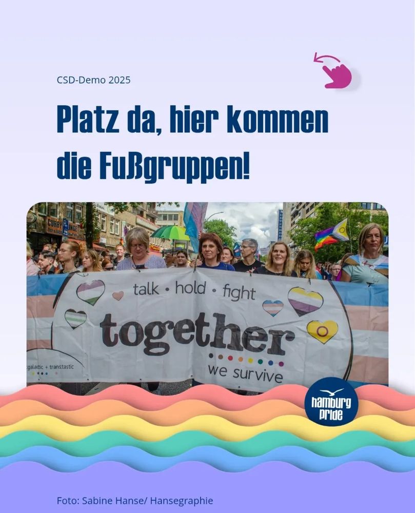 Foto vom CSD, Trans-Plakat, dahinter Mitmarschierende.