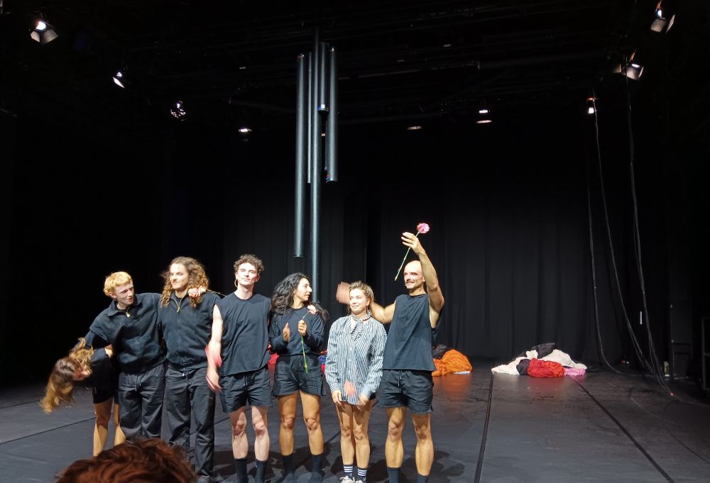 Ensemble auf der Bühne 