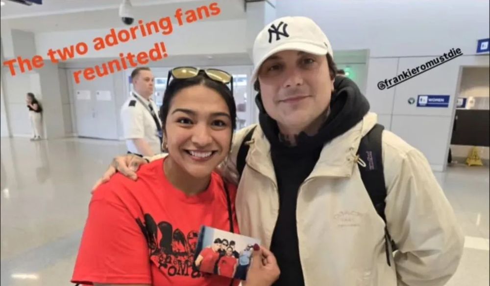 Recent photo of two adoring My Chemical Romance fans in a Texas airport. 