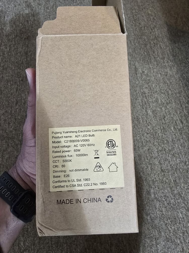 Box for a 65 W, 10000 lumen, A21 LED bulb 