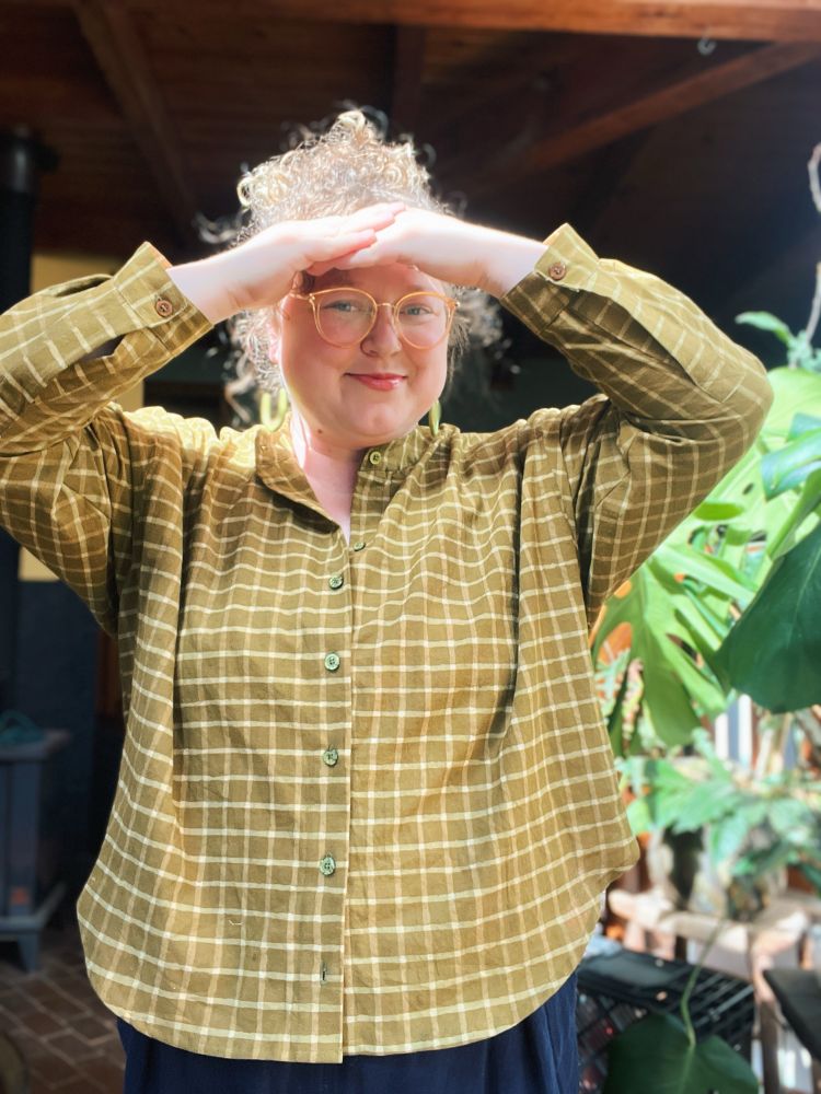 I’m showing off my freshly made green and white cotton, mandarin collar button-down. The sun is very bright so I’m shielding my eyes and showing off my pretty sleeve plackets at the same time 😂. 