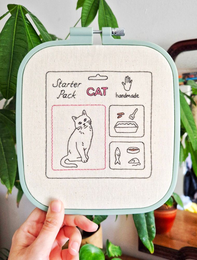 Embroidery of a cat + accessories such as a litter tray, poop and toys