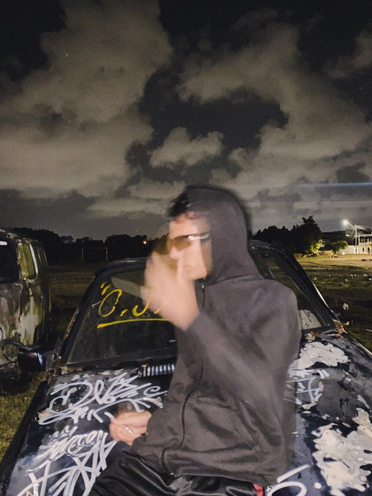 clt fotografado pousando em carro abandonado, porém estético