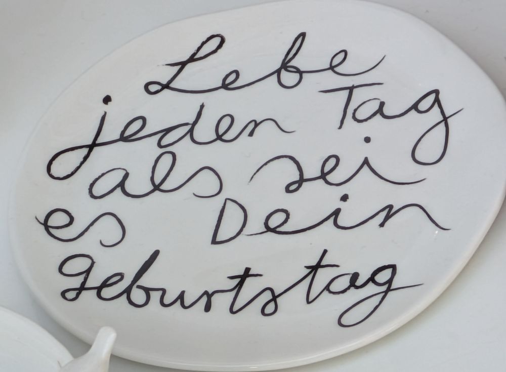 Teller mit der Aufschrift "Lebe jeden Tag als seines Dein Geburtstag"