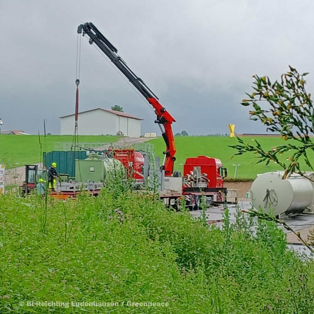 Baustelle mit rotem Kran
