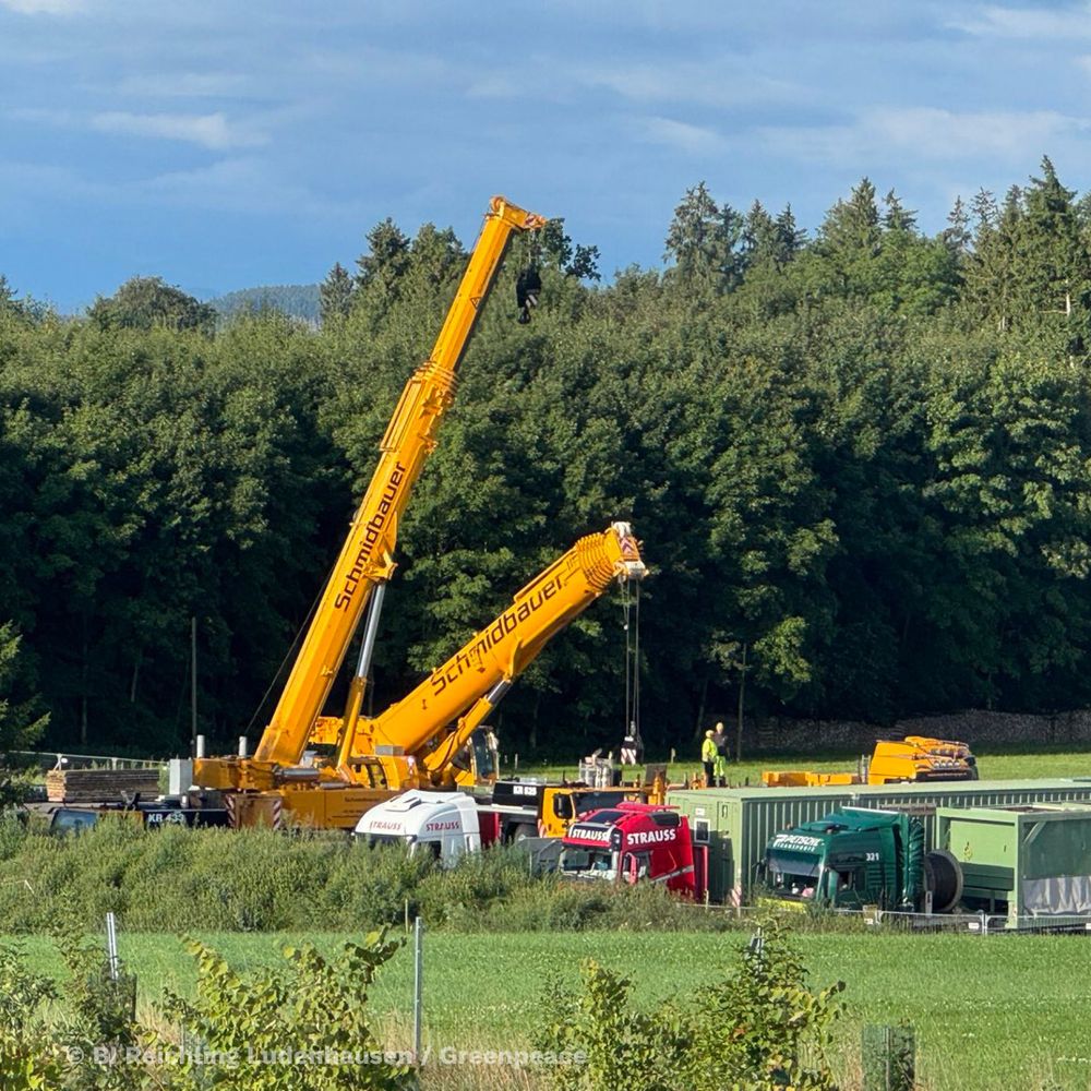 Zwei Große gelbe Kräne auf einer Baustelle