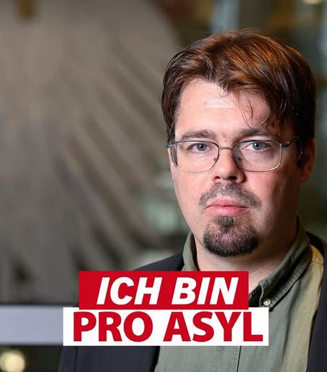 Helge Limburg mit dem angedeuteten Bundestagsadler im Hintergrund und dem Claim "Ich bin Pro Asyl"