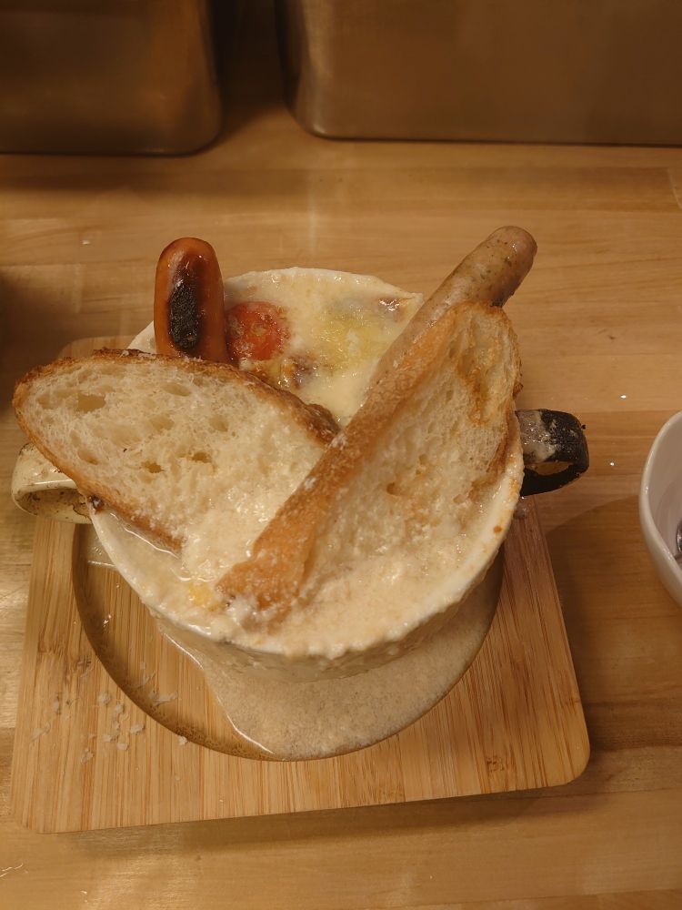 ひみつ堂
チーズフォンデュ風グラタン
チーズの分離したスープみたいになってたけど味は美味しかったので完食。