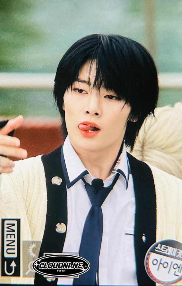 Yang Jeongin sendo canalha em uniforme escolar