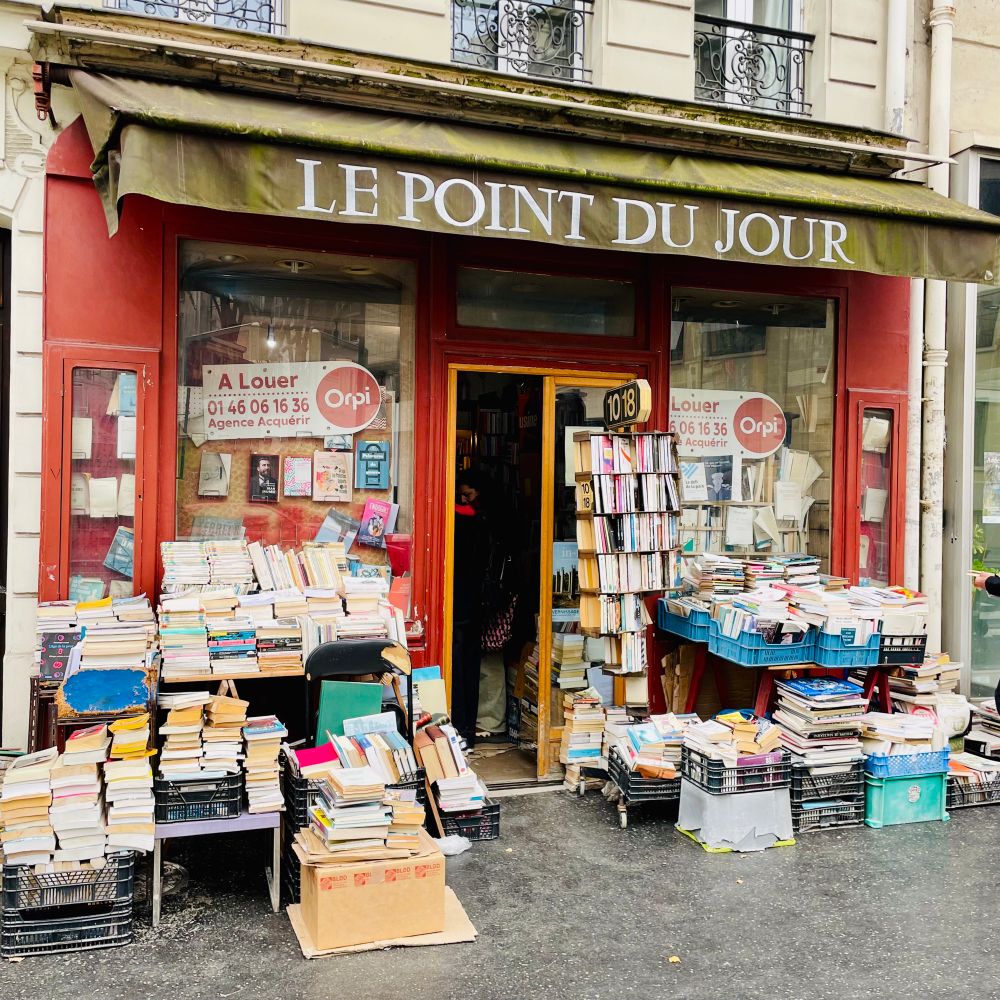 La librairie Le Point du Jour ferme ses portes. Patrick prend sa retraite après quarante-deux années au service du livre critique.
Grande braderie ce week-end. Tout doit disparaître (il reste quelques milliers d’ouvrages)!
Livres rares et épuisés.
Au 58 rue Gay-Lussac, Paris 5.