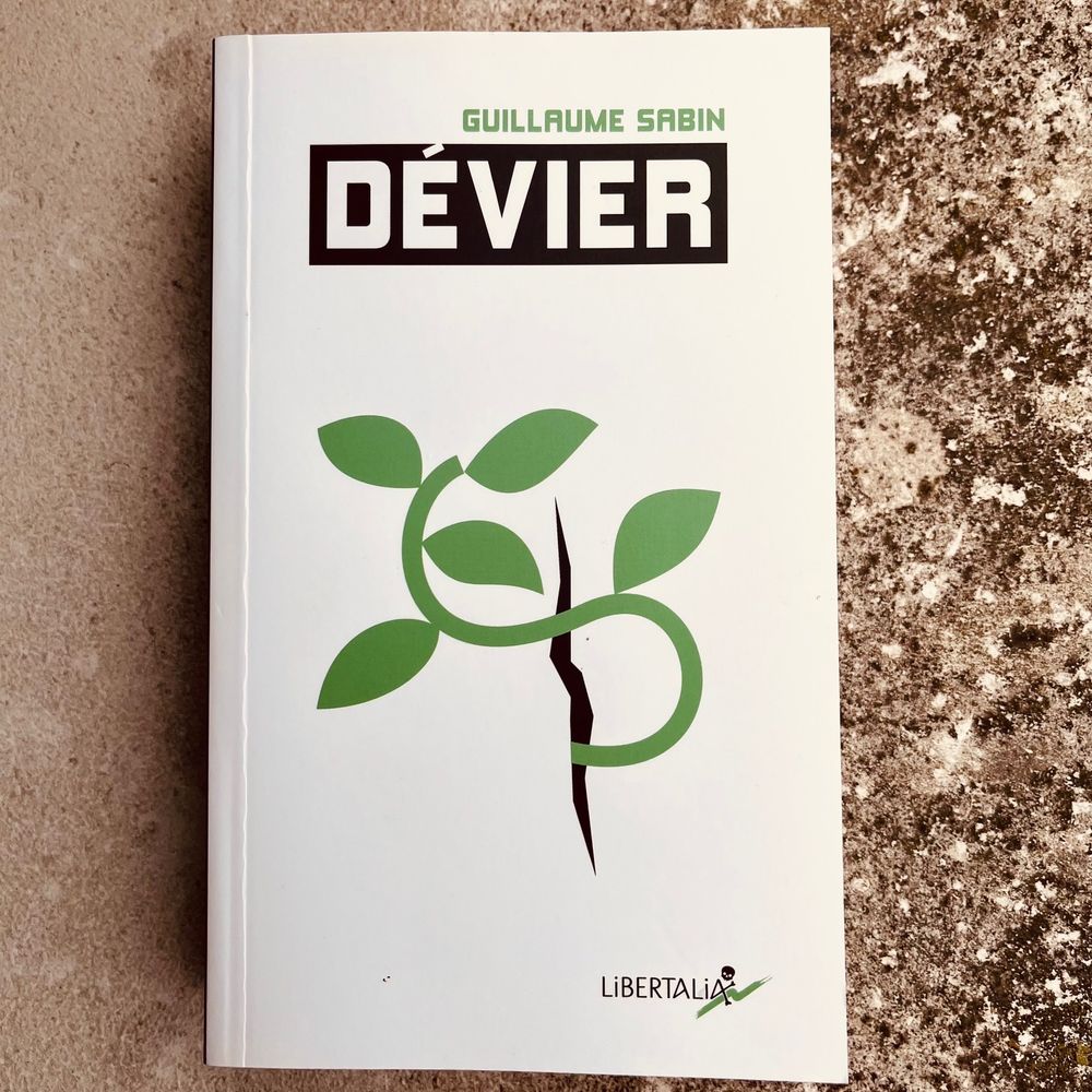 Dévier est un bouquin d'enquête de terrain, sur des expériences locales. Ballast a publié un entretien passionnant avec l'auteur, l'ethnologue Guillaume Sabin.