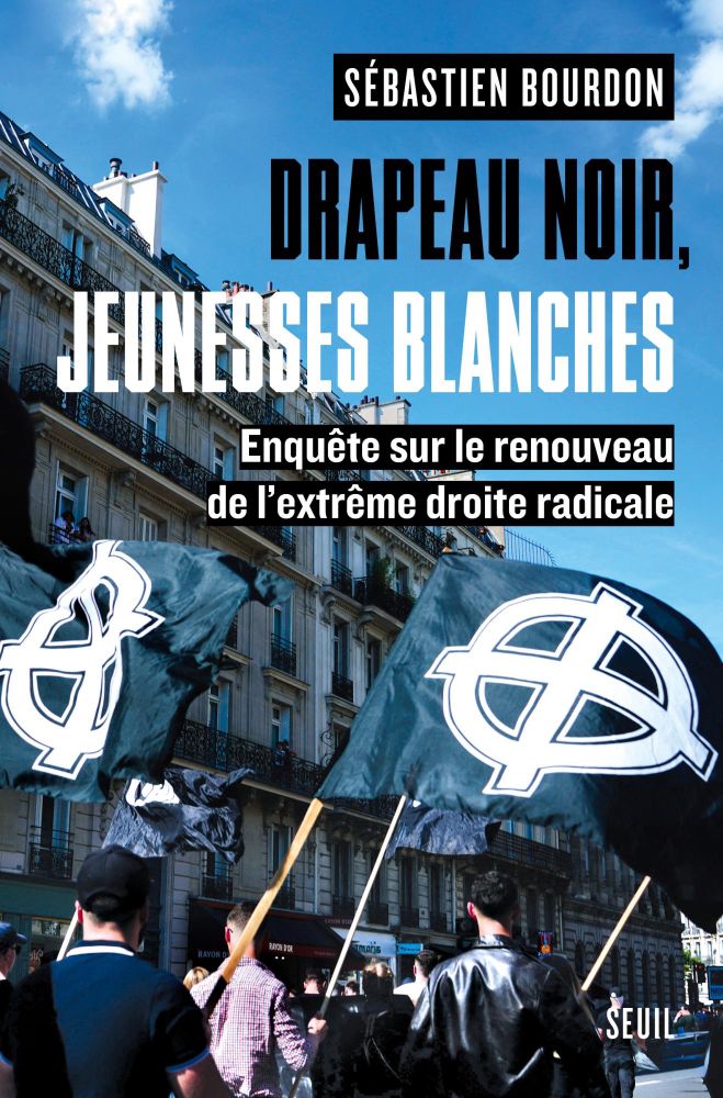 Couverture du livre de Sébastien Bourdon, on y voit un groupe d'hommes arborant des drapeaux à croix celtique.
