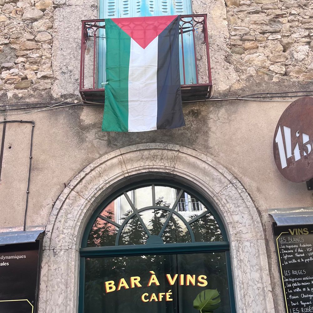 Drapeau palestinien à la fenêtre d’une habitation du beau village de Saillans, une terre de résistance.