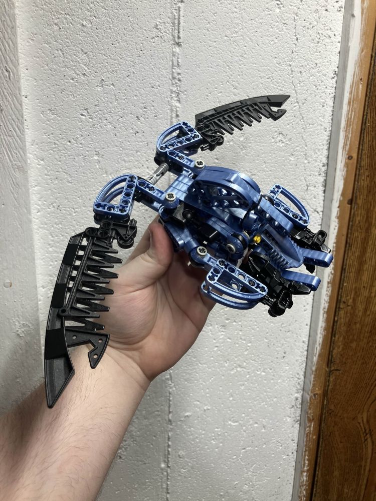 Marendar’s vehicle mode, a weird jet-like craft which is designed to speed after Toa threats.