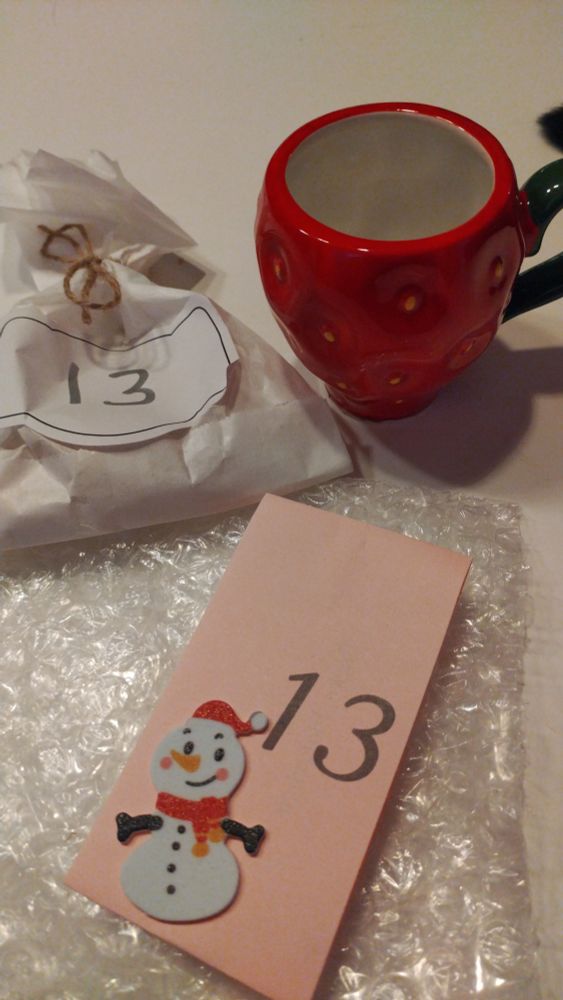 Eine kleine Tasse im Erdbeerdesign von Karls, Türchen Nr 13 vom Twadventskalender und Aufgabenkalender Türchen noch geschlossen 