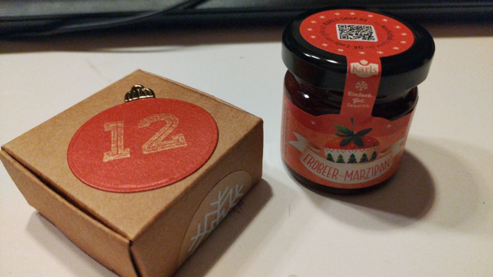 Tür Nr 12 und Erdbeer Marzipan Marmelade von Karls 