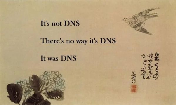 uma imagem imitando papel antigo como se fosse um haiku japonês, o texto diz em inglês "It's not DNS, There's no way it's DNS, It was DNS"