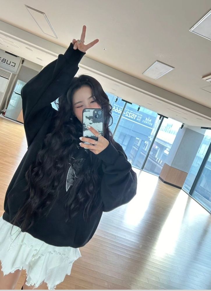 Soyeon exibindo seu aplique na frente do espelho muito diva