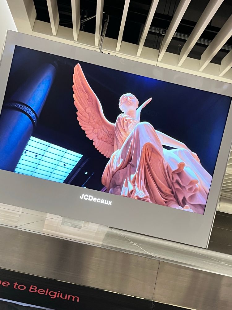 Havaalanında çektiğim bir melek heykeli fotoğrafı, altta da Belgium yazıyor