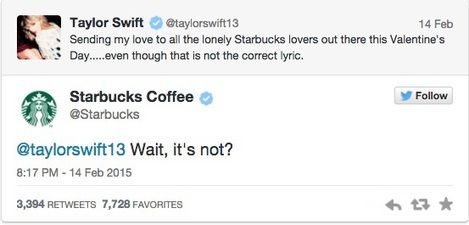 Tuit de la cuenta de Starbucks respondiendo "¿Qué? ¿No es así?" a un tuit de Taylor Swift que dice "Este Día de San Valentín, mando mi cariño a todos esos amantes solitarios de Starbucks ("all the lonely starbucks lovers")... aunque no es lo que digo en la canción."