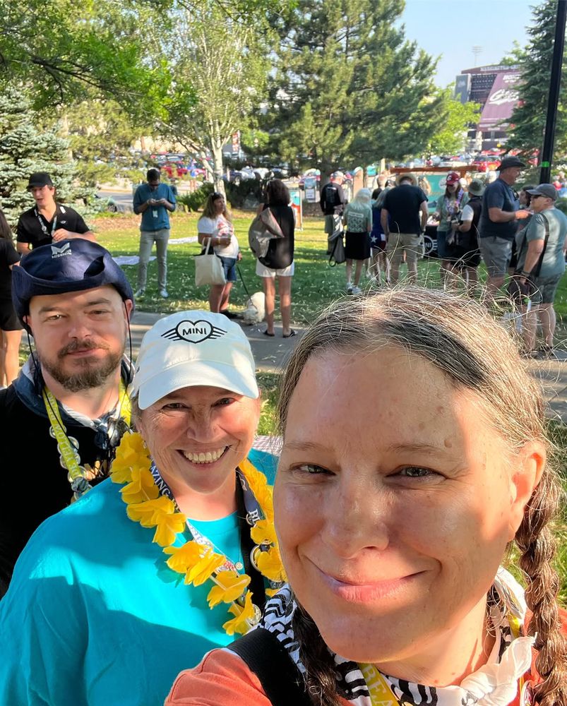 I’m super behind putting the days on the grid because of days of nearly no signal in National Parks. Here is Missoula MT We had our picture with Julie who MCs every year, @colorado_clara, our friends Mini in downtown. Dinner with friends @yoloyogagirl, @frogain @badzoot1