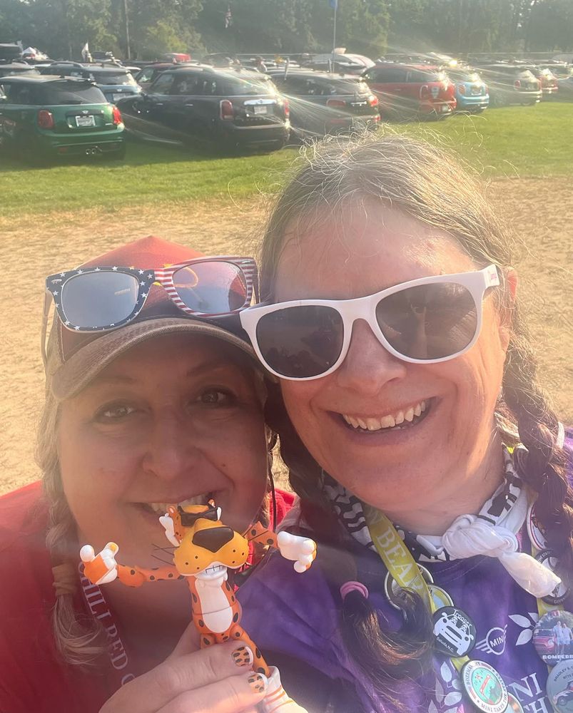 Spokane WA! Pictures with Tracey and her Chester Cheetah Mini, @sherriwilson who is beautiful and gave me a piece of Chicago art. Breakfast on the blankets.