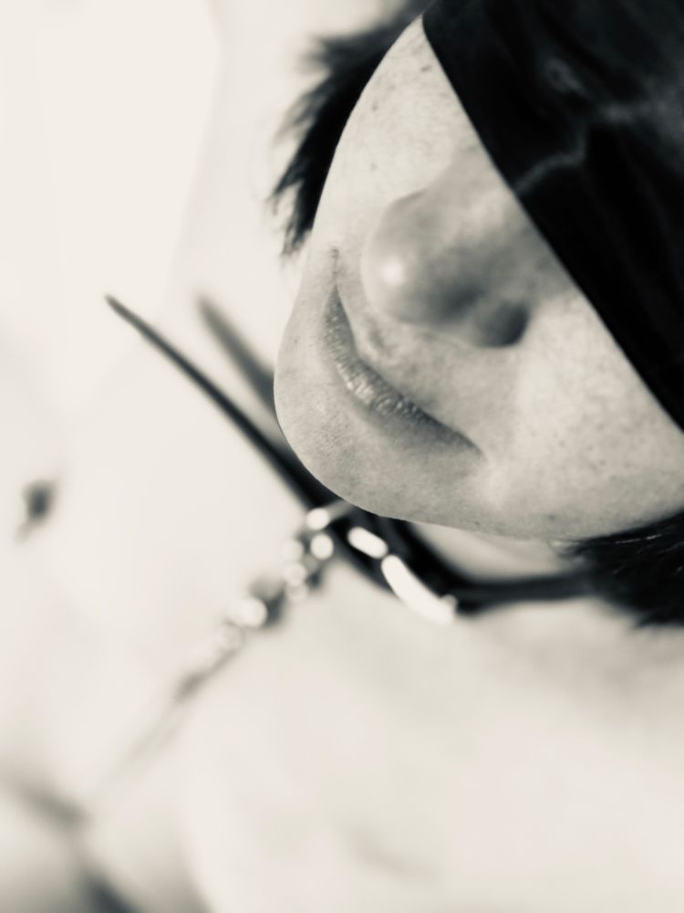 Nos gusta el bdsm y la fotografía, queremos probar con otras parejas o chicas, de momento chicos solos no pero es algo que tenemos pendiente de plantear.