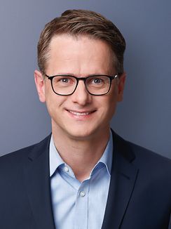 Ein Portrait Bild des elenden Hundesohns Carsten Linnemann auf dem er widerlich grinst, weil er wahrscheinlich gerade daran denkt, wie er armen Menschen das Leben zur Hölle machen kann