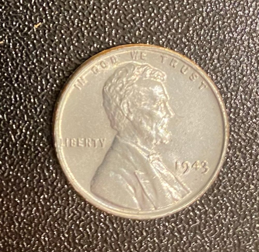 1943 steel Lincoln cent. It’s a silver color.