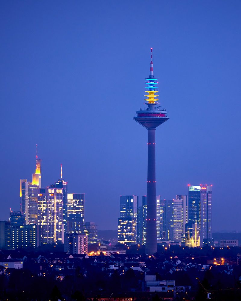 Der Europaturm leuchtet anlässlich des dritten Jahrestages des völkerrechtswidrigen Angriffskrieges Russlands gegen die Ukraine. Foto: Deutsche Funkturm GmbH 