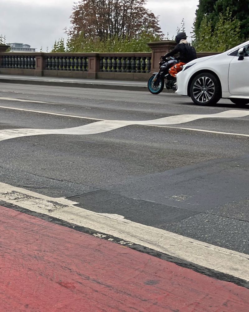 Ein Foto von den Spurrinnen an der Untermainbrücke, die bei den Asphalt-Arbeiten behoben werden sollen. 