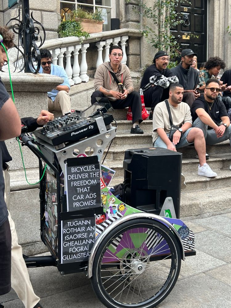 Bike with message attached. 
TUGANN ROTHAIR AN tSAOIRSE A GHEALLANN FÓGRAÍ GLUAISTEÁIN