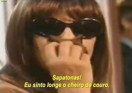 Nazaré Tedesco de óculos escuro e peruca com pano no nariz. Na legenda: sapatonas! Eu sinto de longe o cheiro de couro.