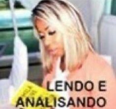 advogada da doutora deolane lendo livro com a legenda lendo e analisando