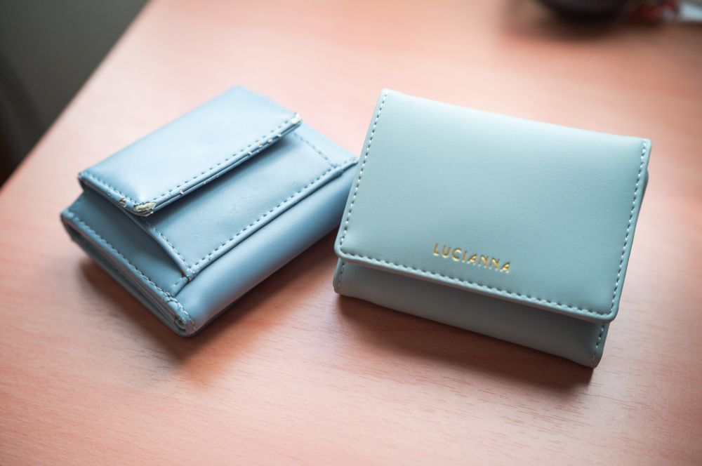 パステルカラーの財布の写真です。古いものと新しいものが写っています。