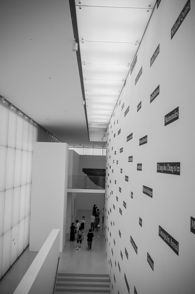 豊田市美術館、ロビーの写真です。