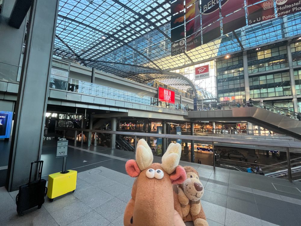 Die beiden Freunde vor der imposanten Innenhalle des Berliner Hauptbahnhofs