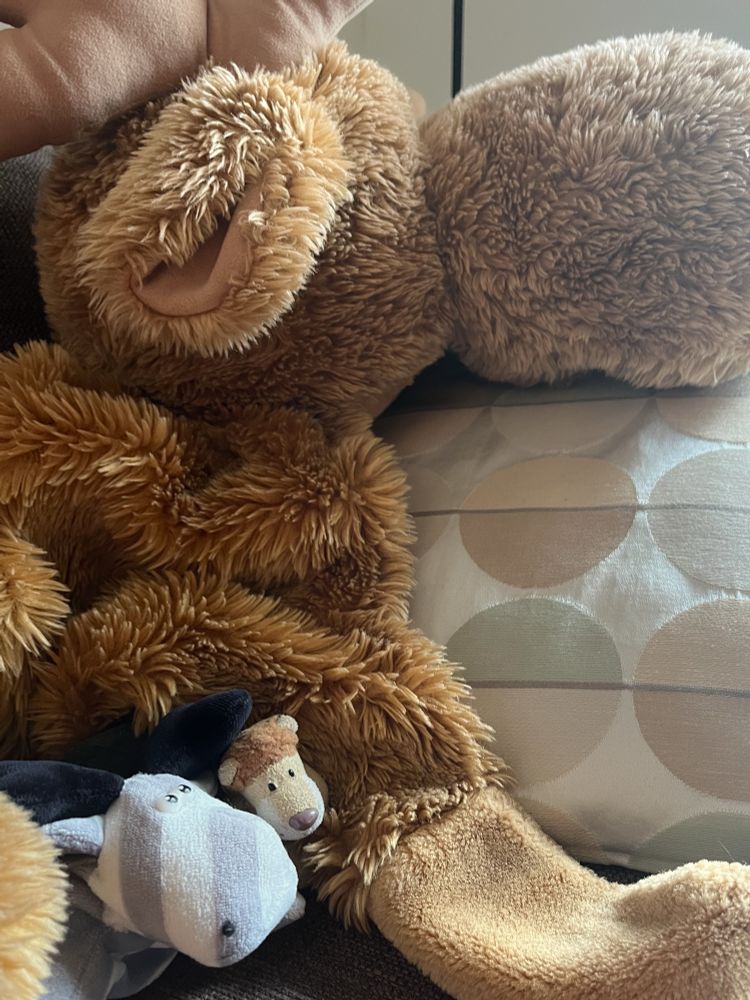 Ludwig und Ed mit einem sehr großen, flauschigen Stoffelch.