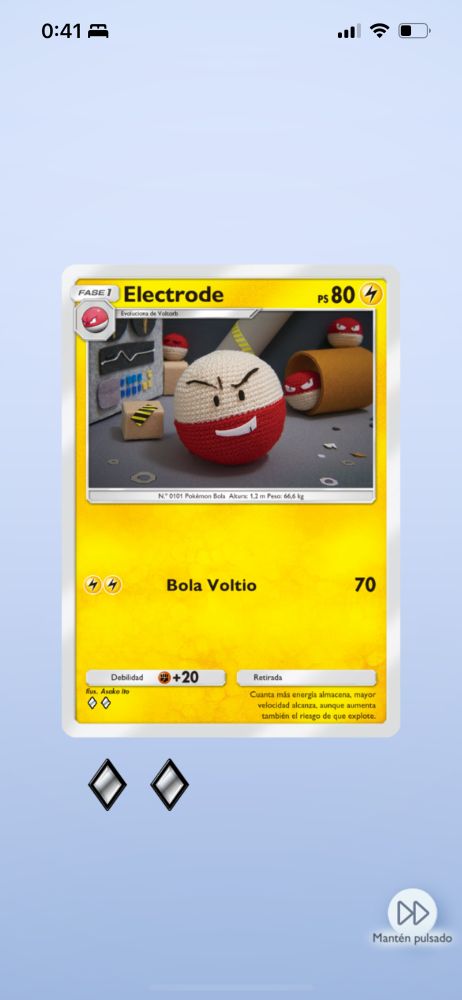 Una carta de un Electrode con una imagen del pokémon y su preevolución tejidos a mano. Pertenece al juego Pokémon TCGP