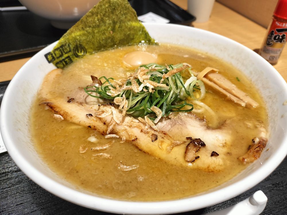 海老味噌ラーメン燻製味玉トッピング

海老オイルが掛かっていて薫りが物凄く海老！味噌バターコーンラーメンに比べると少し塩っぱい尖ったお味
間違いなく美味しい一杯でした