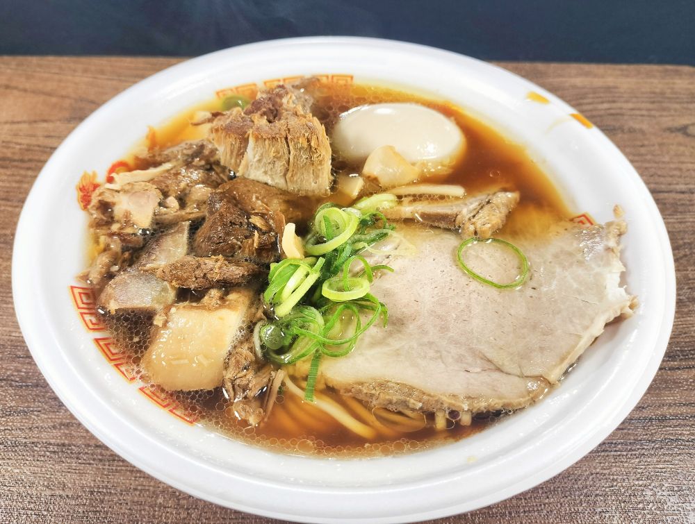中華蕎麦三藤さんの地鶏とはまぐりの醤油ラーメン

貝出汁のスープが苦手じゃない方は人生で一度は食べて欲しい絶品ラーメン！