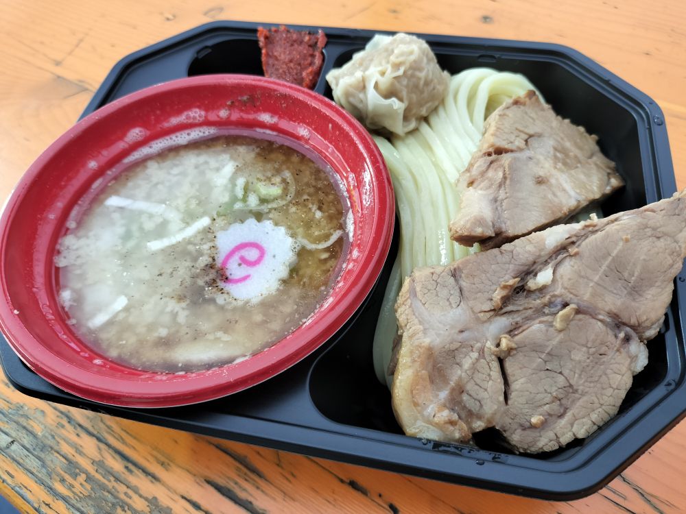 頑者さんのぶっ飛びつけめんと自家製焼売&チャーシュートッピング

言わずもがなの頑者さん
自家製焼売がとても美味しかったです！
チャーシューは肉肉しくて好みがわかれるかも？美しい麺線に期待通りの美味しさ！
背脂がちょっと多いのでこの1杯でお腹いっぱいになってしまいます
